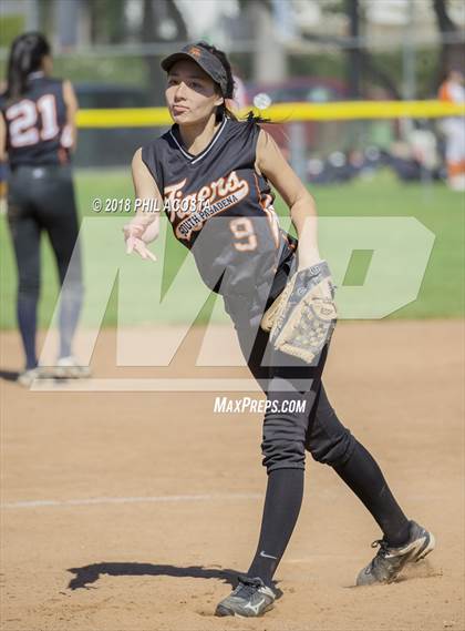 Thumbnail 3 in Flintridge Prep vs South Pasadena photogallery.