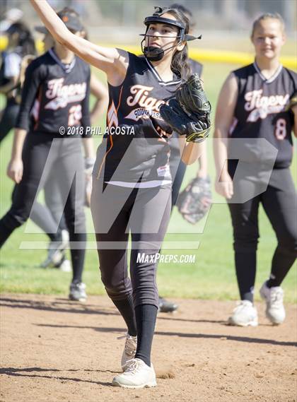 Thumbnail 3 in Flintridge Prep vs South Pasadena photogallery.