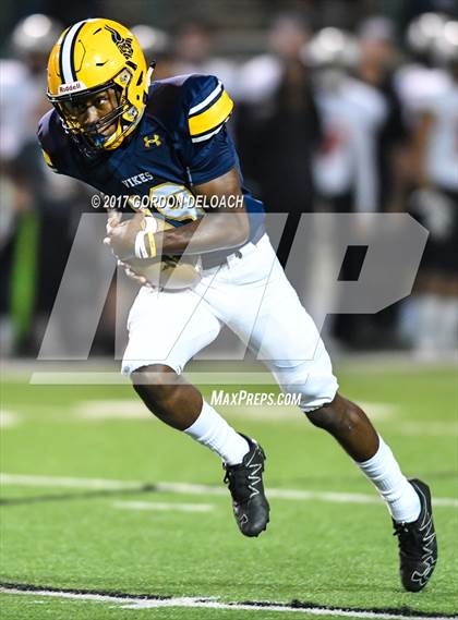 Thumbnail 3 in Lamar vs. Haltom (UIL 6A Bi-District Playoff) photogallery.