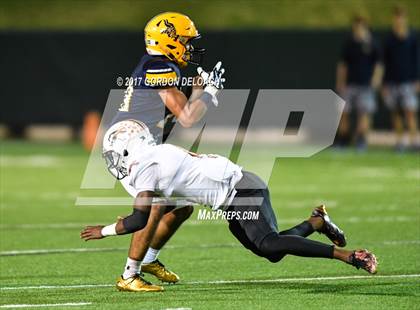 Thumbnail 3 in Lamar vs. Haltom (UIL 6A Bi-District Playoff) photogallery.