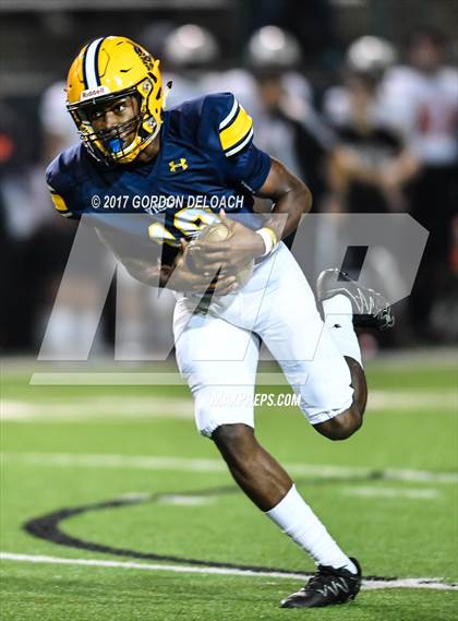 Thumbnail 2 in Lamar vs. Haltom (UIL 6A Bi-District Playoff) photogallery.