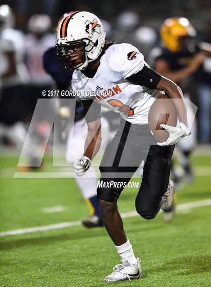 Thumbnail 2 in Lamar vs. Haltom (UIL 6A Bi-District Playoff) photogallery.