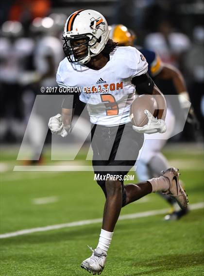 Thumbnail 3 in Lamar vs. Haltom (UIL 6A Bi-District Playoff) photogallery.