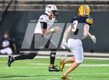 Thumbnail 3 in Lamar vs. Haltom (UIL 6A Bi-District Playoff) photogallery.