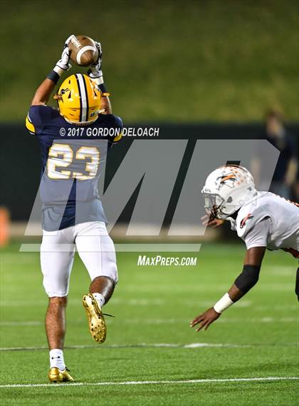 Thumbnail 1 in Lamar vs. Haltom (UIL 6A Bi-District Playoff) photogallery.