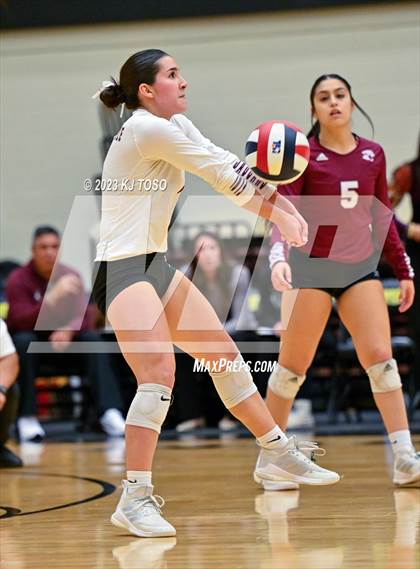 Thumbnail 3 in Floresville vs. Wimberley (UIL 4A Regional Semi-Final) photogallery.