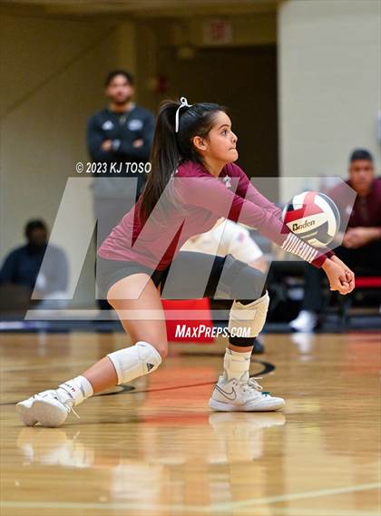 Thumbnail 2 in Floresville vs. Wimberley (UIL 4A Regional Semi-Final) photogallery.