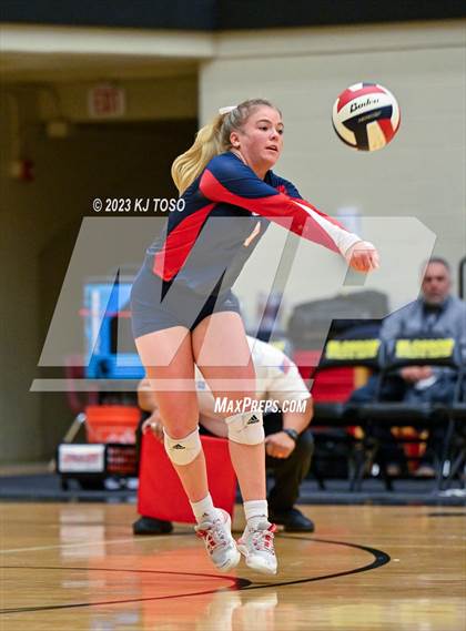 Thumbnail 1 in Floresville vs. Wimberley (UIL 4A Regional Semi-Final) photogallery.