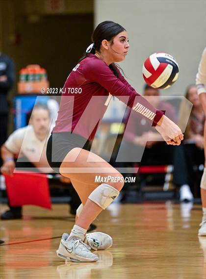 Thumbnail 1 in Floresville vs. Wimberley (UIL 4A Regional Semi-Final) photogallery.