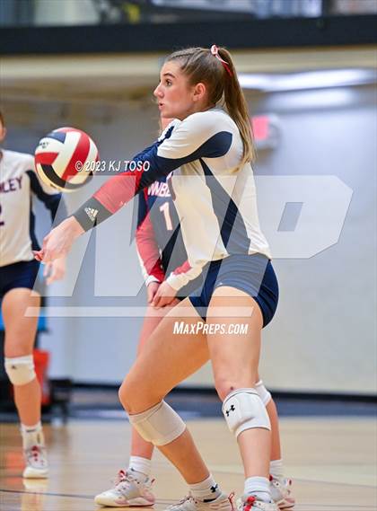 Thumbnail 1 in Floresville vs. Wimberley (UIL 4A Regional Semi-Final) photogallery.