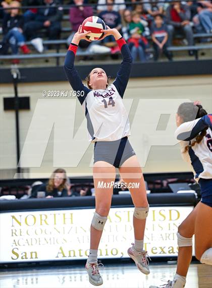 Thumbnail 1 in Floresville vs. Wimberley (UIL 4A Regional Semi-Final) photogallery.