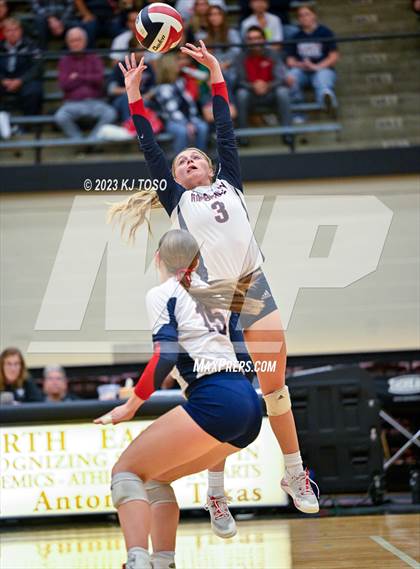 Thumbnail 2 in Floresville vs. Wimberley (UIL 4A Regional Semi-Final) photogallery.