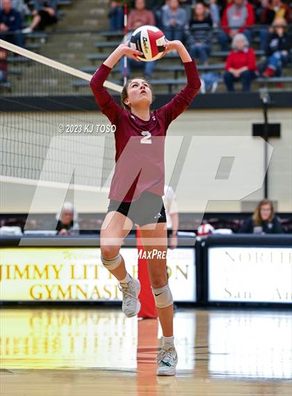 Thumbnail 1 in Floresville vs. Wimberley (UIL 4A Regional Semi-Final) photogallery.