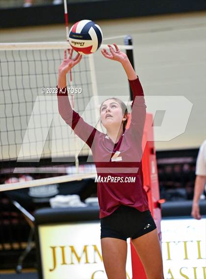 Thumbnail 2 in Floresville vs. Wimberley (UIL 4A Regional Semi-Final) photogallery.