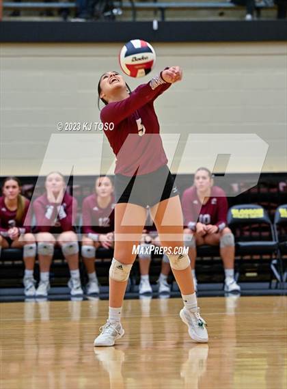 Thumbnail 1 in Floresville vs. Wimberley (UIL 4A Regional Semi-Final) photogallery.