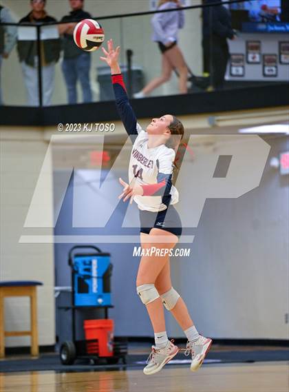 Thumbnail 2 in Floresville vs. Wimberley (UIL 4A Regional Semi-Final) photogallery.