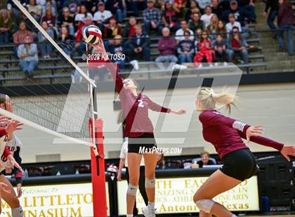 Thumbnail 2 in Floresville vs. Wimberley (UIL 4A Regional Semi-Final) photogallery.