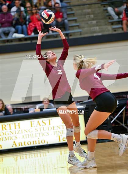 Thumbnail 1 in Floresville vs. Wimberley (UIL 4A Regional Semi-Final) photogallery.