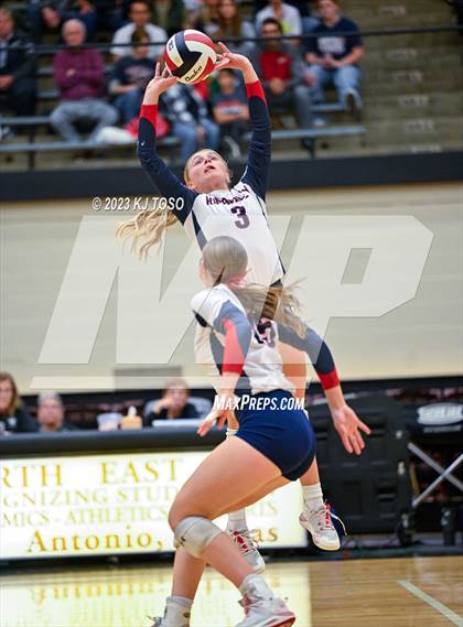Thumbnail 1 in Floresville vs. Wimberley (UIL 4A Regional Semi-Final) photogallery.