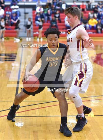 Thumbnail 3 in Lincoln vs Capital (WIAA 3A Regional) photogallery.