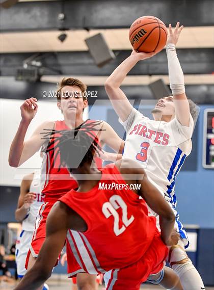 Thumbnail 2 in Mater Dei vs. San Leandro (CDM Beach Bash Tournament) photogallery.