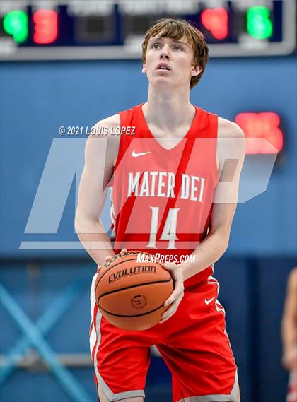 Thumbnail 1 in Mater Dei vs. San Leandro (CDM Beach Bash Tournament) photogallery.