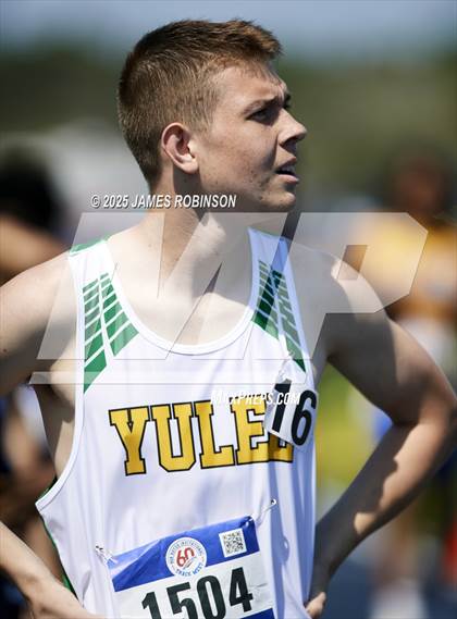 Thumbnail 2 in Bob Hayes Invitational (800m) photogallery.