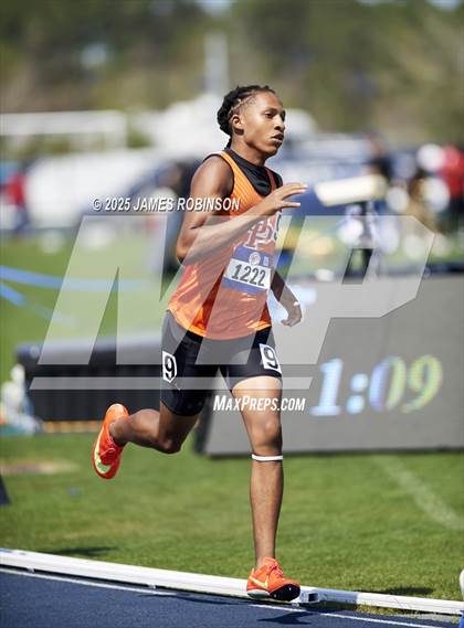 Thumbnail 2 in Bob Hayes Invitational (800m) photogallery.