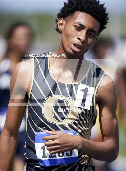 Thumbnail 2 in Bob Hayes Invitational (800m) photogallery.