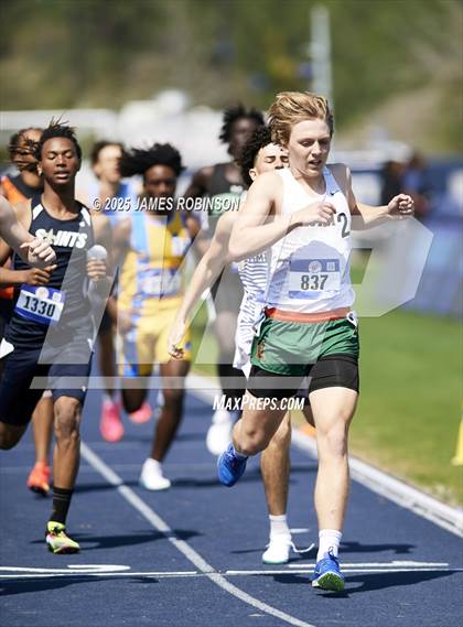 Thumbnail 2 in Bob Hayes Invitational (800m) photogallery.