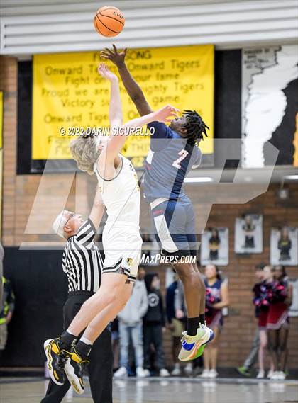 Thumbnail 3 in Gilbert vs McClintock (AIA 5A Semifinal) photogallery.