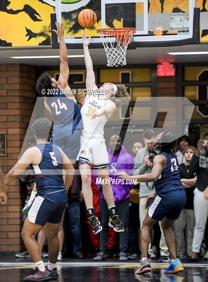 Thumbnail 3 in Gilbert vs McClintock (AIA 5A Semifinal) photogallery.