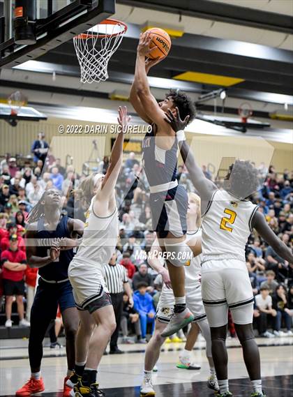 Thumbnail 1 in Gilbert vs McClintock (AIA 5A Semifinal) photogallery.