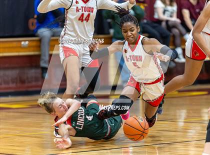 Thumbnail 3 in Lincoln vs. Alton (State Farm Shootout) photogallery.