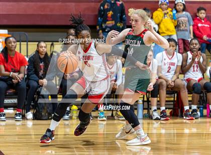 Thumbnail 3 in Lincoln vs. Alton (State Farm Shootout) photogallery.