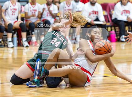 Thumbnail 2 in Lincoln vs. Alton (State Farm Shootout) photogallery.