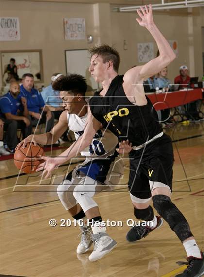 Thumbnail 2 in Carlsbad vs. Capistrano Valley (MaxPreps Holiday Classic) photogallery.