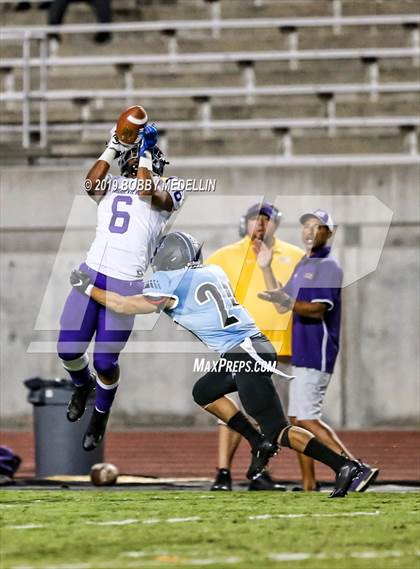 Thumbnail 3 in Clovis North vs. Ridgeview photogallery.