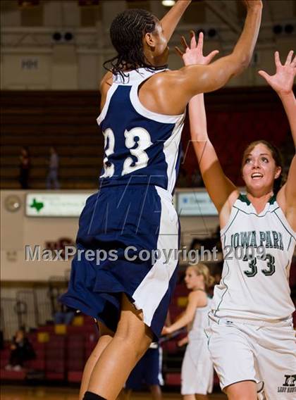 Thumbnail 2 in Iowa Park vs Paris (Fantasy of Lights Tournament) photogallery.