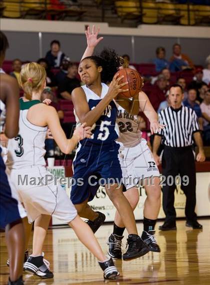 Thumbnail 2 in Iowa Park vs Paris (Fantasy of Lights Tournament) photogallery.