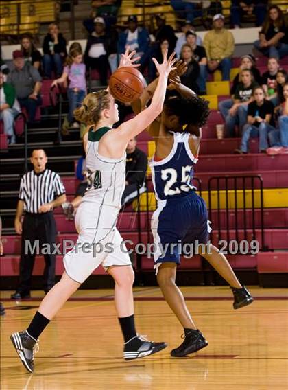 Thumbnail 2 in Iowa Park vs Paris (Fantasy of Lights Tournament) photogallery.