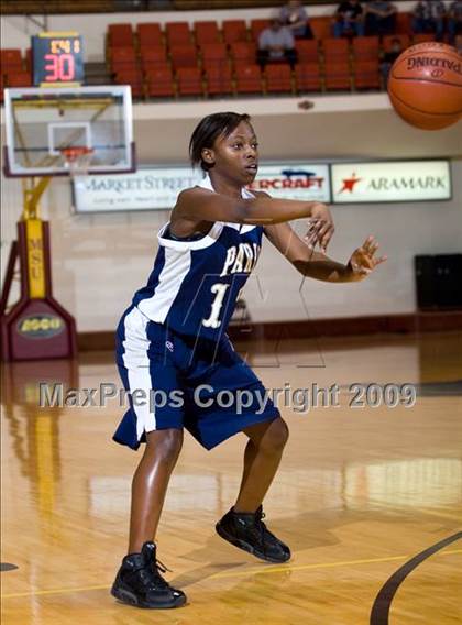 Thumbnail 3 in Iowa Park vs Paris (Fantasy of Lights Tournament) photogallery.