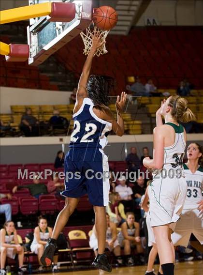 Thumbnail 2 in Iowa Park vs Paris (Fantasy of Lights Tournament) photogallery.