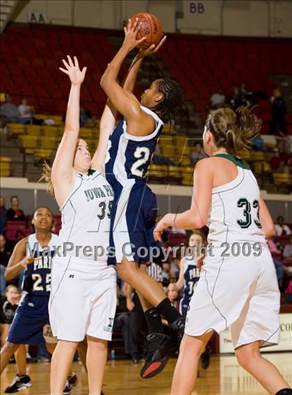 Thumbnail 2 in Iowa Park vs Paris (Fantasy of Lights Tournament) photogallery.