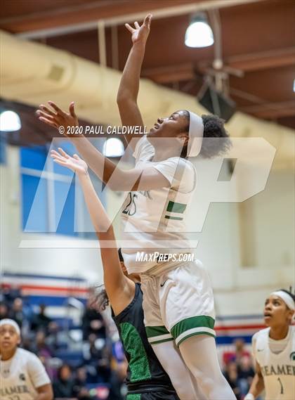 Thumbnail 1 in Beamer vs. Kentwood (WIAA 4A District 3/4 Quarterfinal) photogallery.