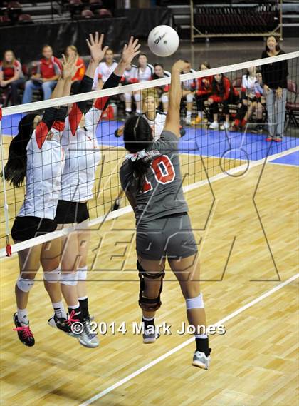 Thumbnail 3 in Monument Valley vs. Seton Catholic (AIA D3 Playoff) photogallery.