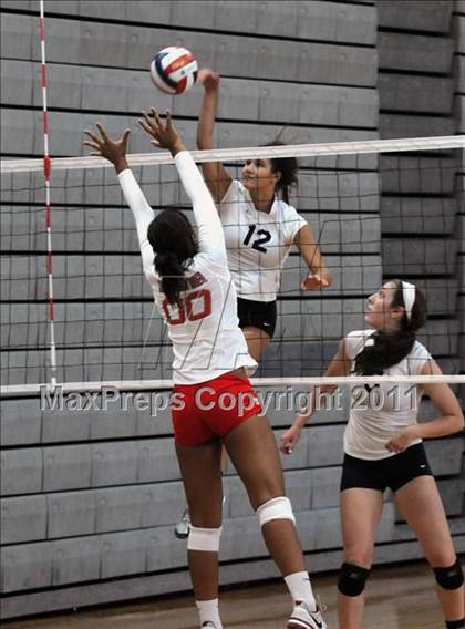 Thumbnail 2 in Mater Dei vs. Notre Dame Academy (Durango Fall Classic) photogallery.