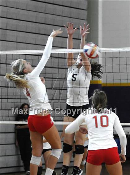 Thumbnail 2 in Mater Dei vs. Notre Dame Academy (Durango Fall Classic) photogallery.