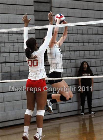 Thumbnail 1 in Mater Dei vs. Notre Dame Academy (Durango Fall Classic) photogallery.