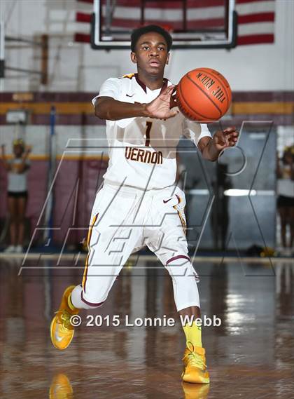 Thumbnail 2 in Mamaroneck vs Mt. Vernon (Coaches vs Cancer Super Classic) photogallery.